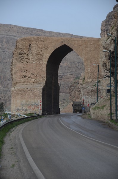 Pol-e Dokhtar, Standing arch