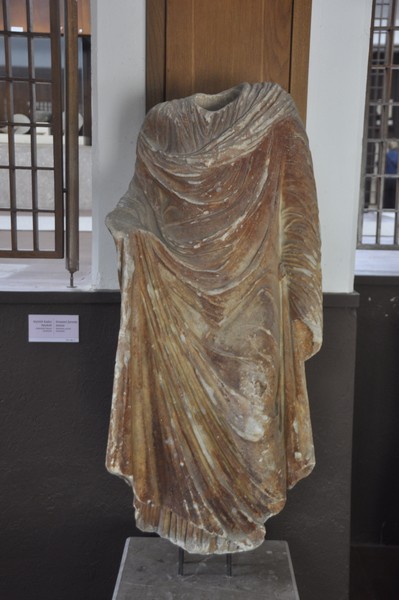 Abydus, Statue of a woman