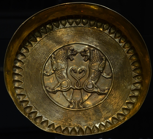 Achaemenid plate with two lions