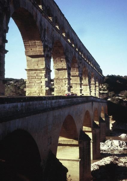 Pont du Gard from the southeast (2)