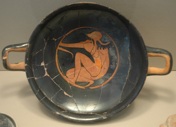 Amphipolis, Red-figured kylix with a Thracian archer