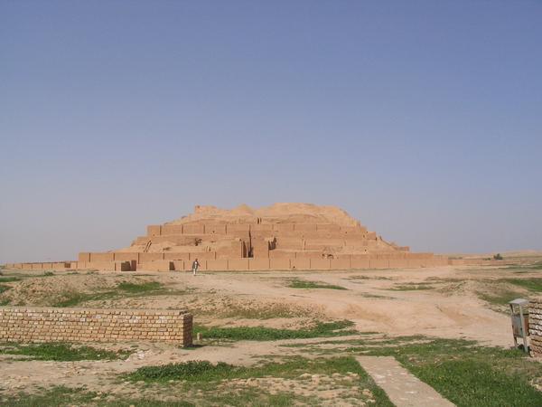 Choga Zanbil, Ziggurat, View from the southeast; outer temenos wall in front