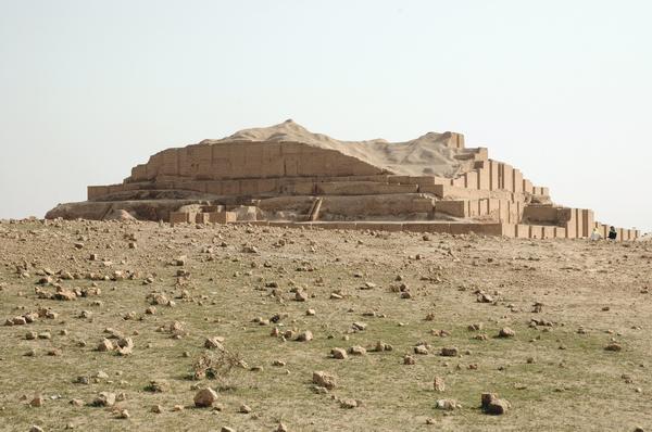 Choga Zanbil, Ziggurat, View from the northeast; in front a field full of sherds