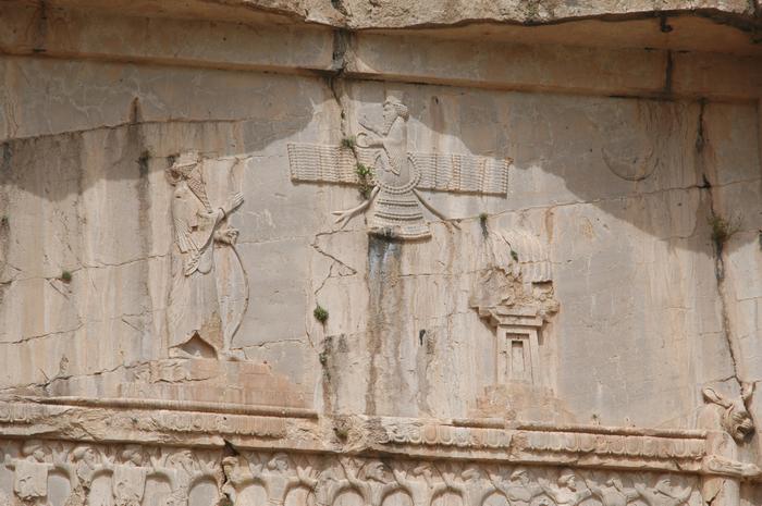 Naqš-e Rustam, Achaemenid Tomb IV, Upper register