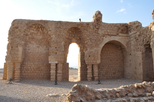 Sarvestan, court with arches