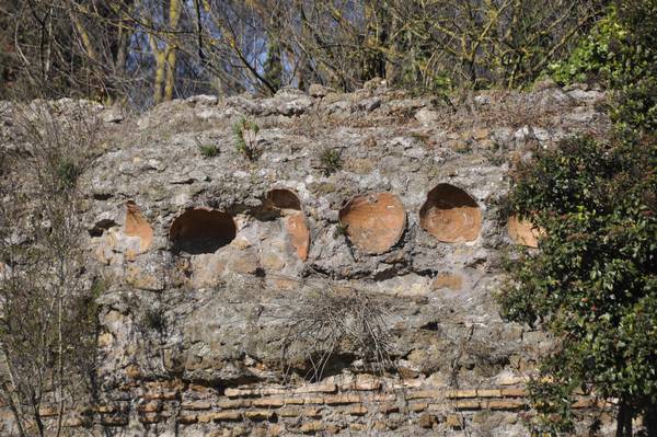 Rome, Circus of Maxentius, Walls with amphorae