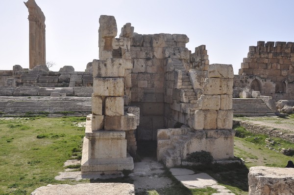 Baalbek, temple of Jupiter, Great Court, Small altar (2)
