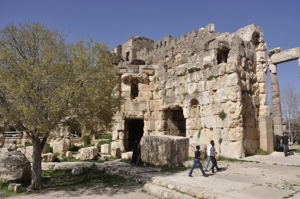 Baalbek, Temple of Jupiter, Panorama of the Hexagonal Court (4)