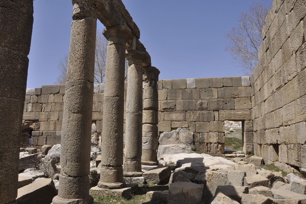 Faqra, Temple of Adonis, Portico surrounding the court (1)