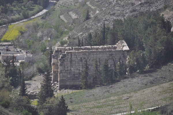 Niha, Large temple, seen from the mountain