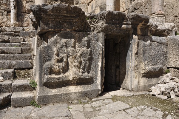 Niha, large temple, decoration, relief (1)