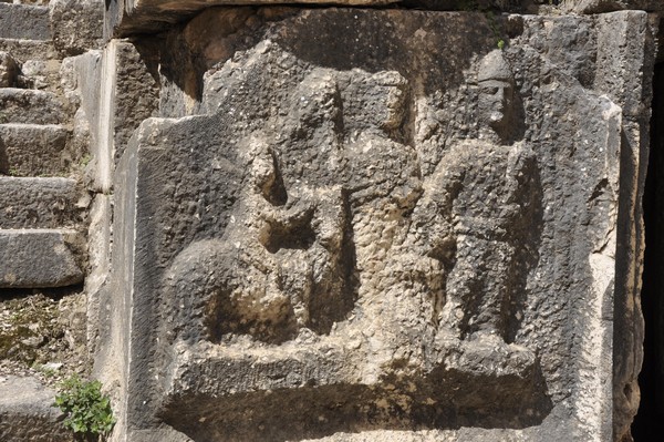 Niha, Large temple, Decoration: relief