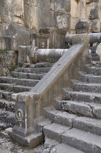 Niha, Large temple, Stairs