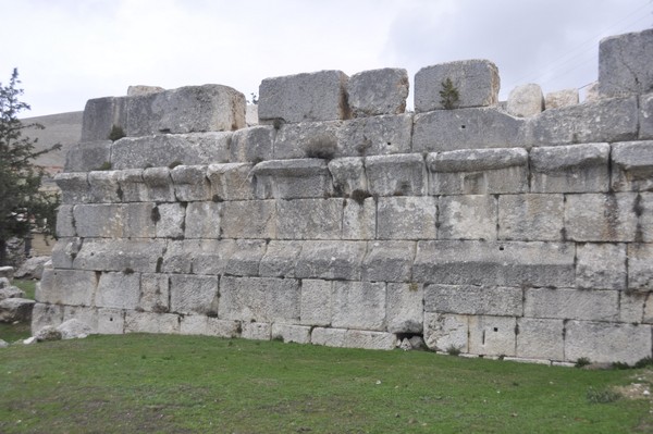 Qsarnaba, Platform wall (2)