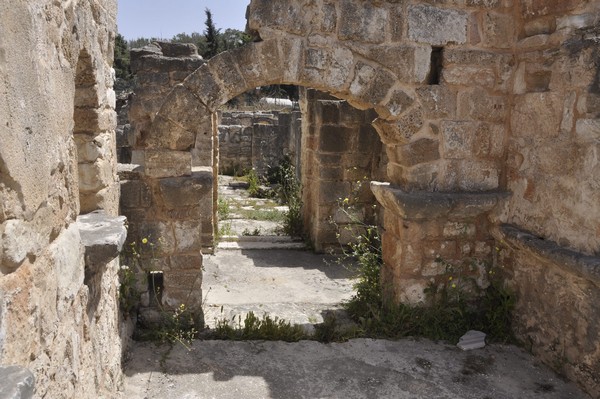 Tyre, Al-Bass Cemetery, family tomb with arch (2)