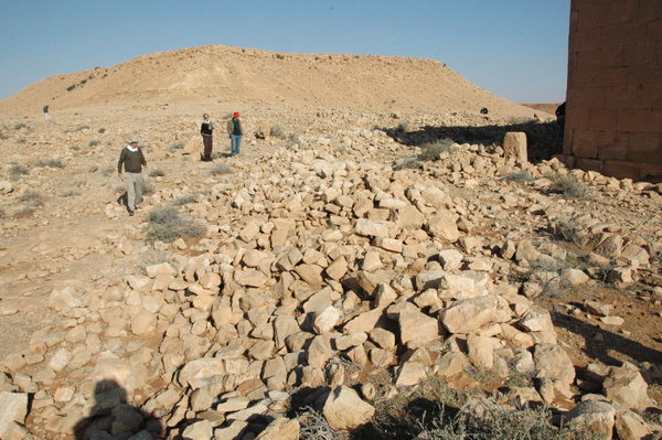 Qasr Banat, Surrounding wall
