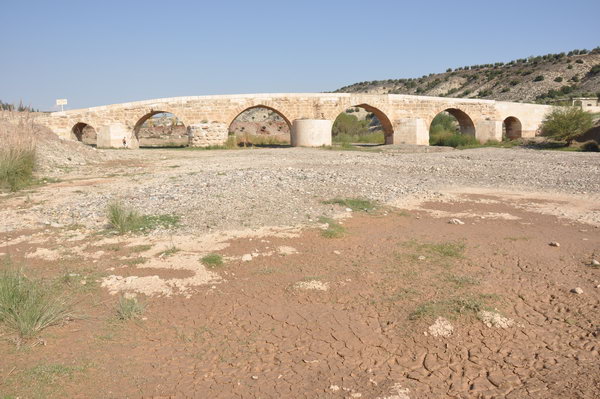 Cyrrhus, Roman bridge without water