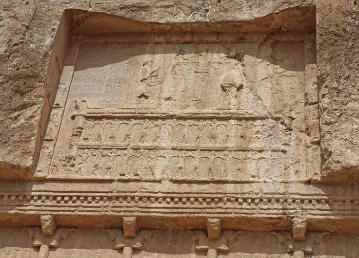 Naqš-e Rustam, Tomb of Darius the Great, Upper relief