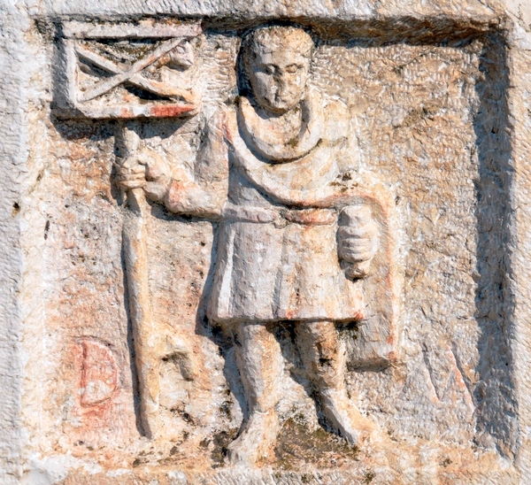 Apamea, Tombstone of Felsonius Verus, aquilifer of II Parthica, detail