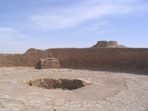 Yazd, Northwestern "tower of silence" (2)
