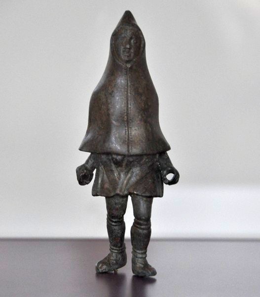 Trier, Figurine of a cloaked man