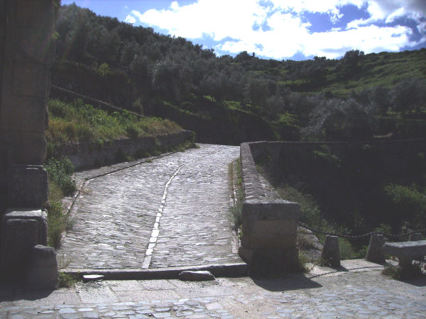 Alcántara bridge, pavement