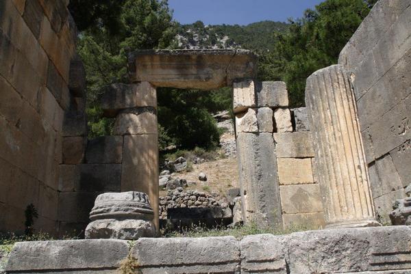 Arykanda, Necropolis, Large tomb, Entrance