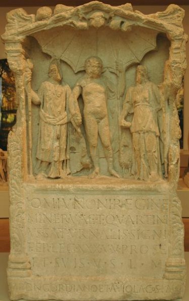 Dedication to the Capitoline triad from Vetera II, by a standard bearer of XXX Ulpia Traiana