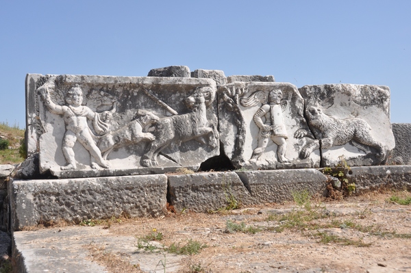 Miletus, Theater, Decoration: erotes fighting animals (3)