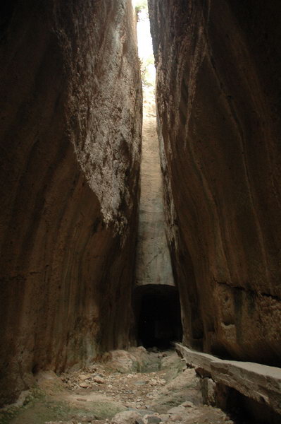 Seleucia in Pieria, Hole in the roof of the tunnel
