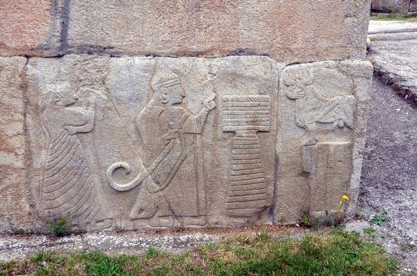 Alacahöyük, Sphinx Gate, Relief