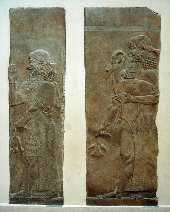 Khorsabad, Relief of two courtiers