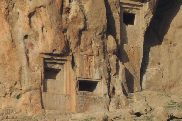 Eshaqvan, Rock Tombs