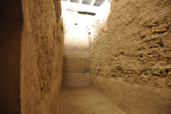 Tepe Nush-e Jan, Inside the fort