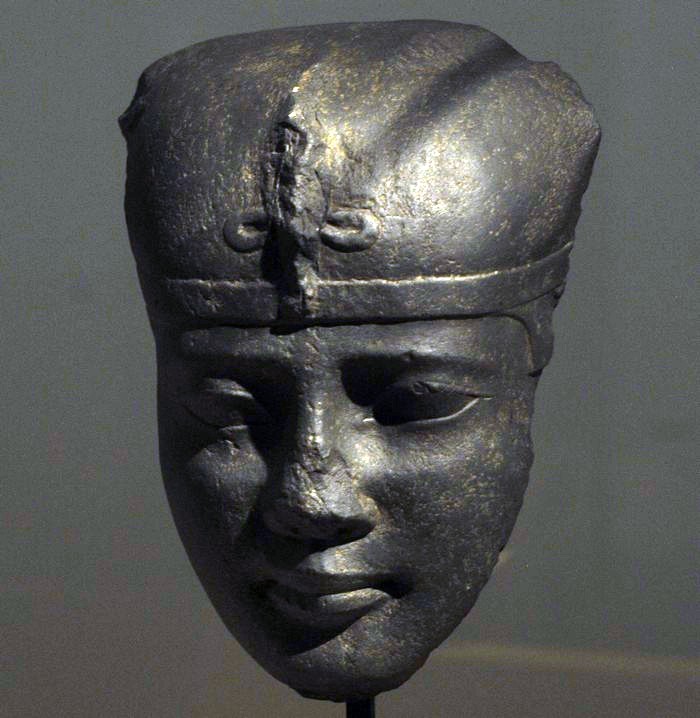 Nectanebo I (khepresh crown) (2)