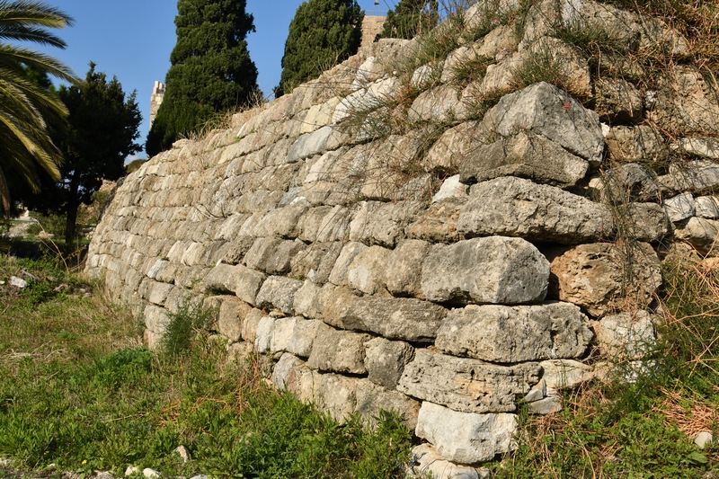 Byblos, L-shaped temple, Wall
