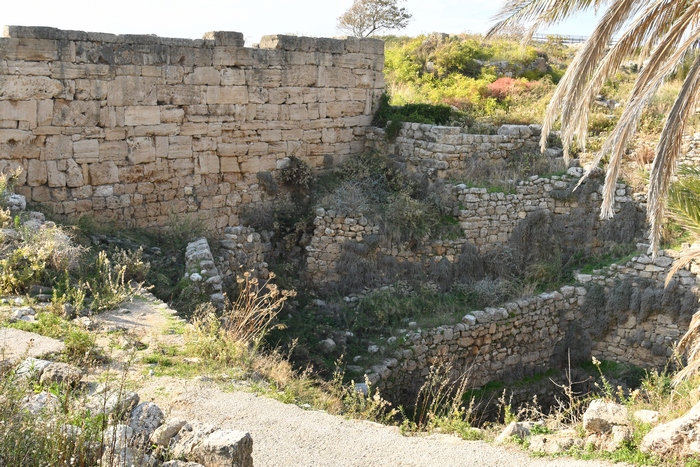 Byblos, Well and oval enclosure
