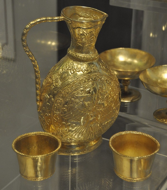 Sânnicolau Mare, Nagyszentmiklós treasure, Gold jar with two cups (copies)