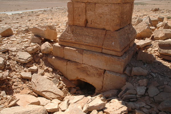 Wadi el-Amud, Tower tomb, Foundations