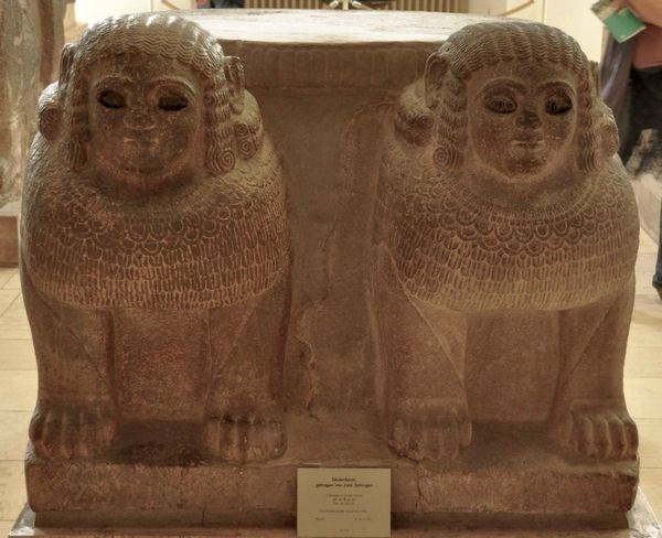 Zincirli, Column base: a double sphinx