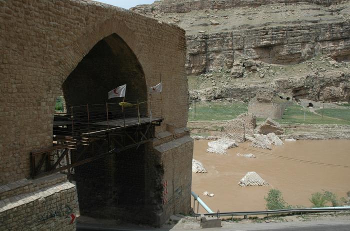 Pol-e Dokhtar, Standing arch, from the southeast