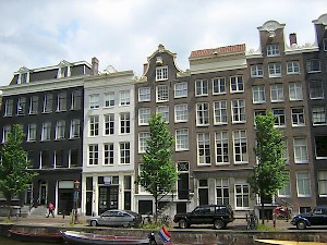 The Prinsengracht in Amsterdam. De Bruijn lived in the second, third or fourth house from the left.
