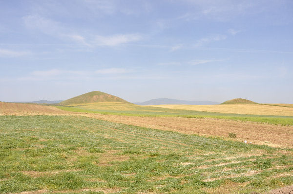 Bin Tepe, Two funeral mounds