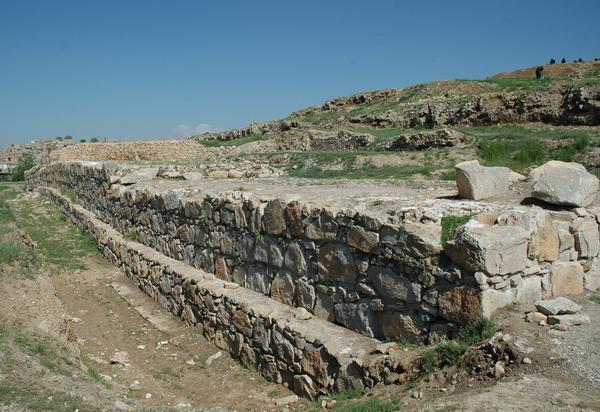 Kangavar, Foundations of a wall