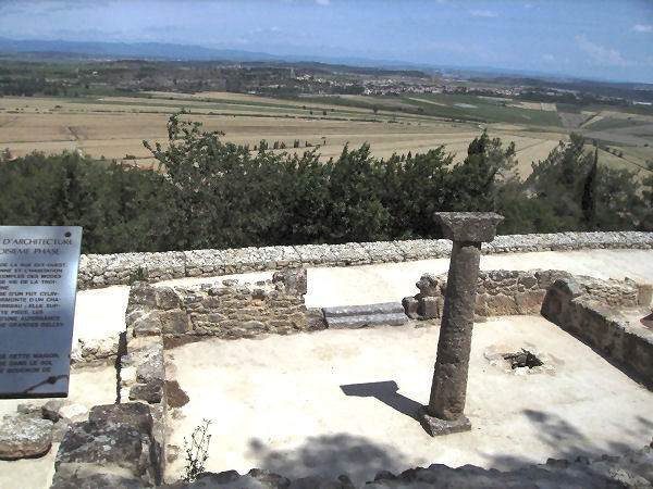 Ensérune, Maison à la colonne