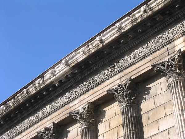 Nemausus, Maison Carrée, Corniche