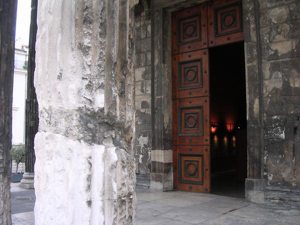 Nemausus, Maison Carrée, Door