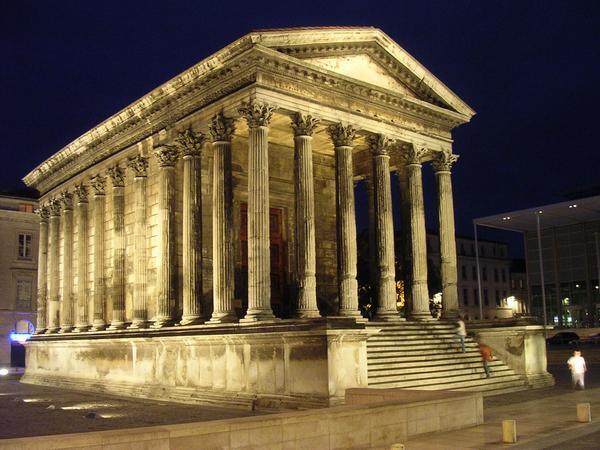 Nemausus, Maison Carrée at night