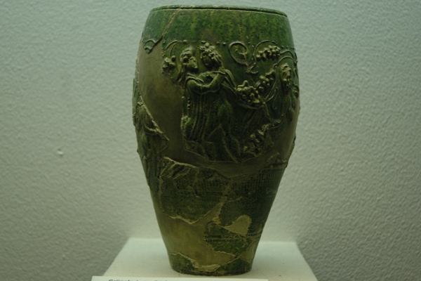 Neuss, Koelnerstrasse, Vase with two lovers