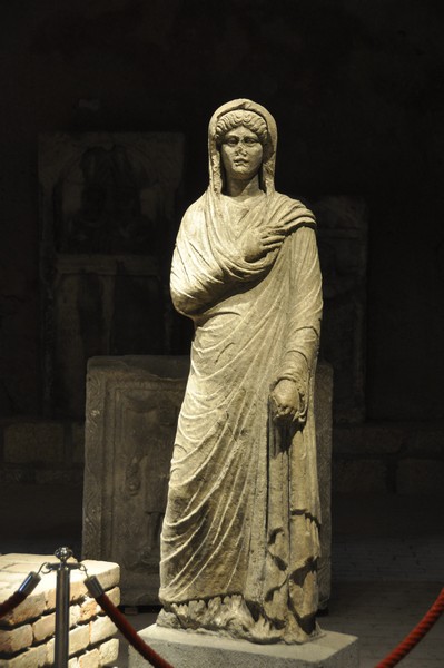 Belgrade, Statue of a woman